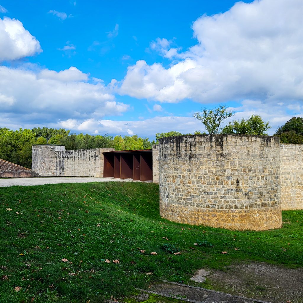 Entrée château de nègrepelisse monument classé tarn-et-garonne tourisme