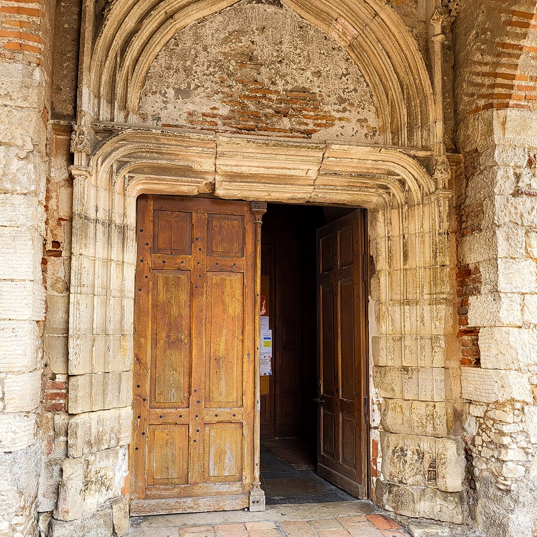 Entrée voute en pierre église Nègrepelisse monument historique tarn-et-garonne 82