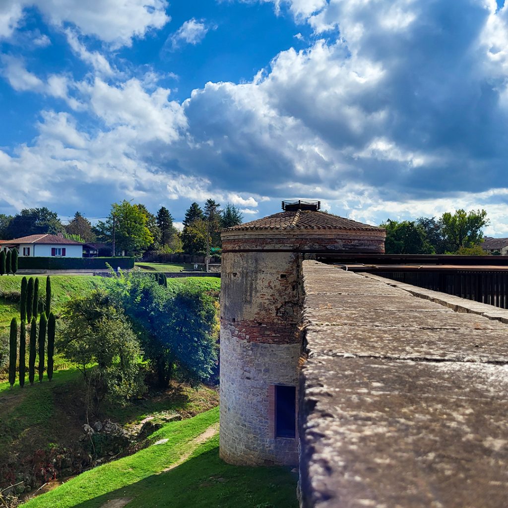 Tour ronde du château de nègrepelisse monument classé tarn-et-garonne tourisme