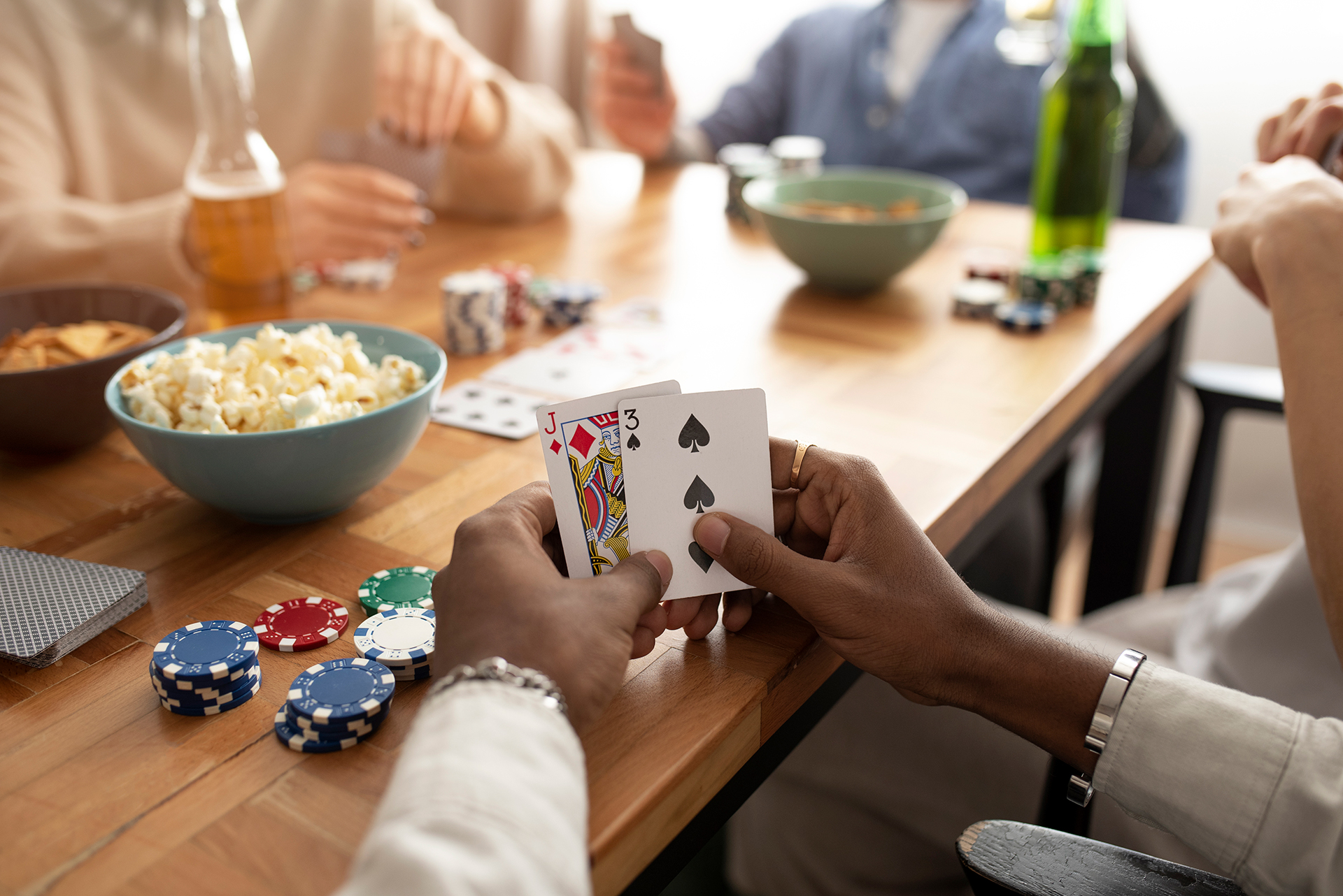 amis-s-amusant-en-jouant-au-poker