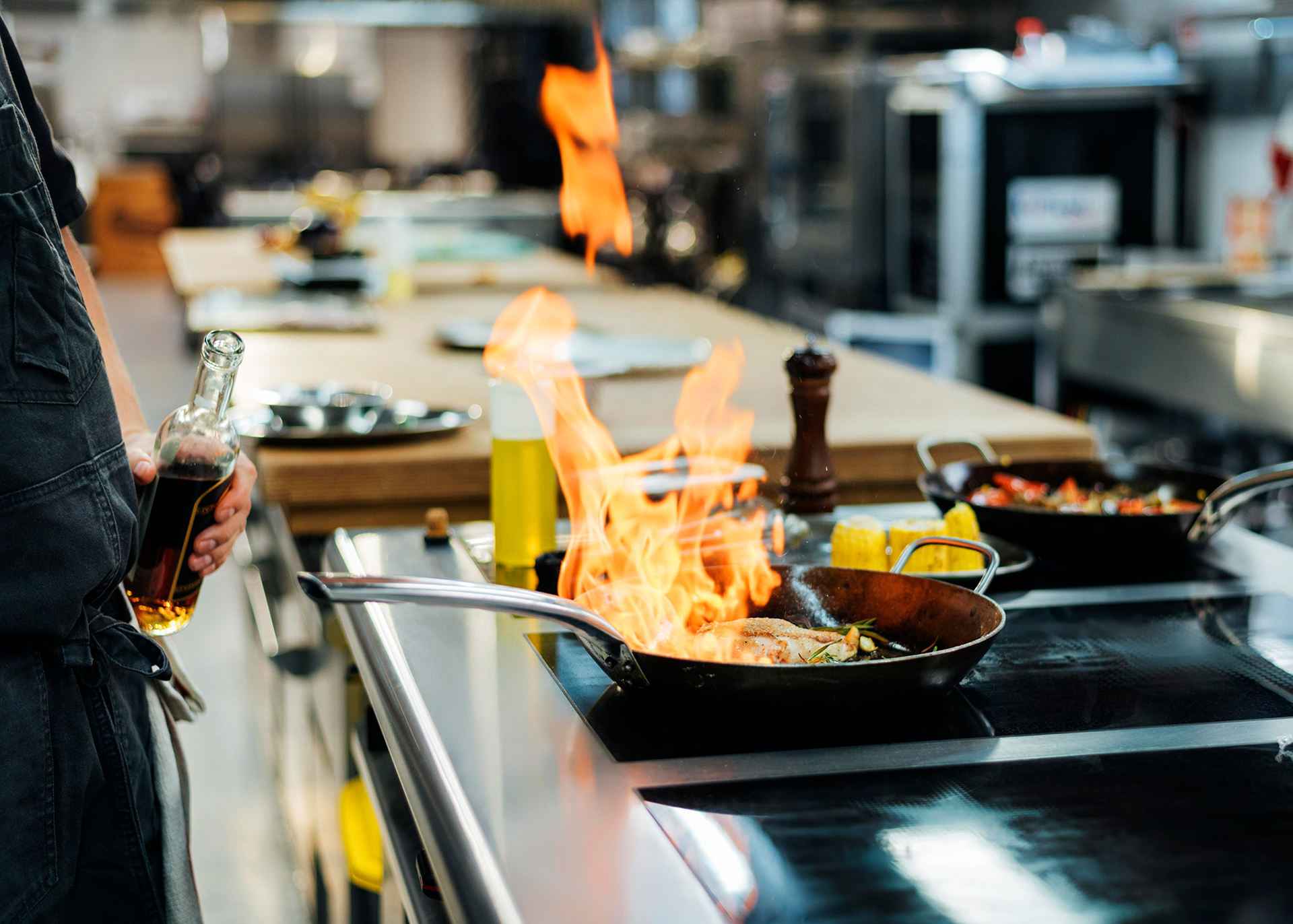 Chef-flambant-un-plat-dans-la-cuisine