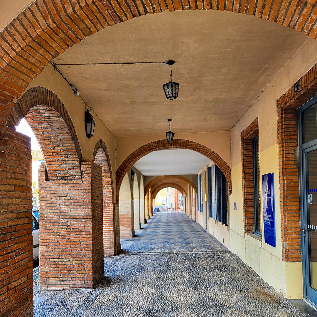 Sous_les_arcades_place_nationale